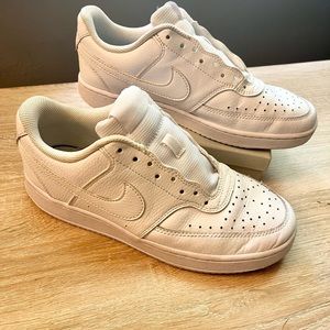 White Nike court vision size 9